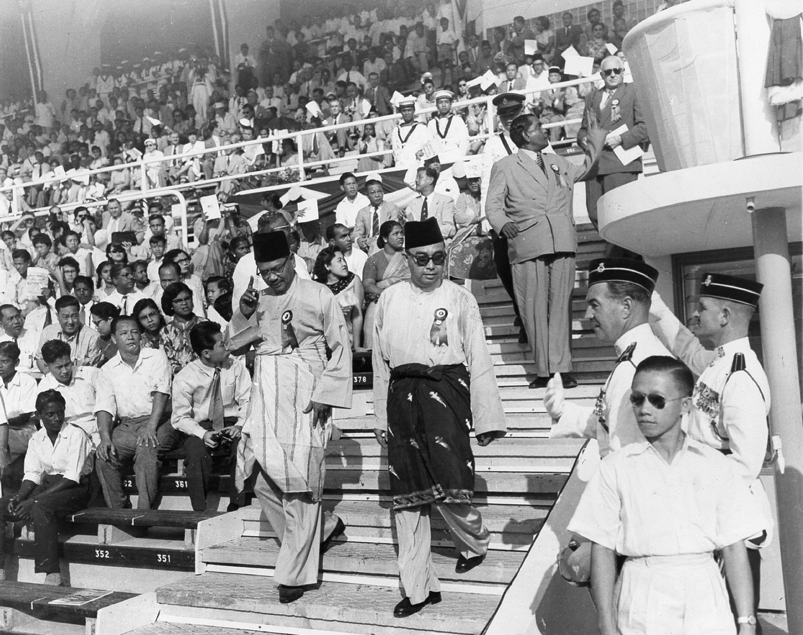 1957: MALAYA BECOMES INDEPENDENT